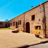 Two Holiday Homes with 6 Bedrooms, Air Con & Private Heated 10x4M Salt Water Pool - 40 Mins from Bergerac, хотел в Capdrot
