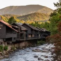Historic Rocky Waters Inn, A Small Luxury Hotel โรงแรมในแกตลิงเบิร์ก