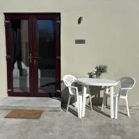Rural Private Detached Small Bedroom and Bathroom Only- Size 10m2- Not an apartment- No clothes storage- no cooking facilities, מלון בDroichead an Bhuitléaraigh