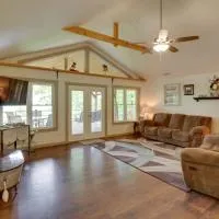 'Bullfrog Bluff' Mountain View Cabin w/ Deck! – hotel w mieście Mountain View