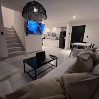 Duplex premium a 2 cuadras de la laguna con parrilla y cochera, hotel v mestu Chascomús