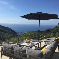 Appartement Eze Village proche Monaco fabuleuse vue mer et vieux village: Éze şehrinde bir otel