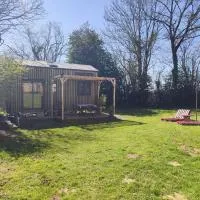 tiny house Cantal – hotel w mieście Marcolès