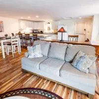 Upscale Moosehead lake Suite downtown Greenville, hotel in Greenville