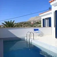 Asprou Villa with roof pool, מלון בVrontádos