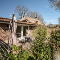 Rustig Tiny House in het groen nabij Enschede & UT, hotelli kohteessa Enschede