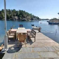 Large house with sea arch, beach and jetty、リレサンのホテル