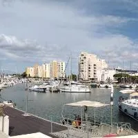 Appartement Spacieux 2 chambres, 4 personnes, Terrasse Vue Port , WIFI gratuit et Parking privé gratuit, lave linge, congélateur, situé près de la plage, commerces, marché et restaurants, hotell i Carnon-Plage
