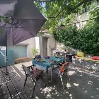 Maison avec jardin au coeur du village、Ampusのホテル