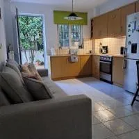 Sweet Green Home in Nea Makri، فندق في نيا ماكري