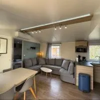 Bungalow 256 - 6 pers - clim, parking, Camping 4 étoiles Siblu Le Lac des Rêves, hotelli kohteessa Lattes