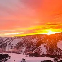 Slopeside Studio 4 Guests Ski in Ski out, hotell i Mount Hotham