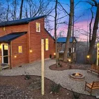 Hot tub, fireplace, fire pit, pool table, grill, EV, pets, HOA lake, hotel v destinaci Amanda