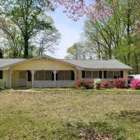 Spacious ranch home near Stone Mountain Park, hotel in Stone Mountain