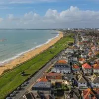 Stunning Bright Two Bedroom Apartment In Southbourne、サウスボーンのホテル
