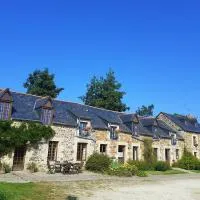 La Julerie, 4 Gîtes en Campagne avec Piscine, hotel u gradu Corseul