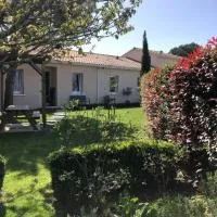 Chambre d'Hôtes Les Bacquerins، فندق في Sainte-Hélène