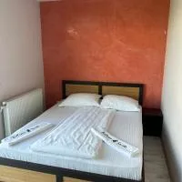 La virajul trei, hotel a Buda