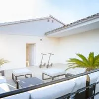 Charming New Beachside House up to 8 Beds!, hotel a Calafell