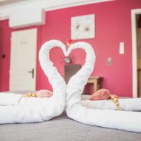 Auberge Les Vo&ucirc;tes - Chambres d'h&ocirc;tes &agrave; Lanas en Sud Ard&egrave;che - Vog&uuml;&eacute;, Balazuc, Grotte Chauvet - Demi-Pension - Terrasse, Parking, hotel a prop de Aeroport d'Aubenas - OBS, a Lanas