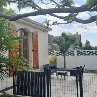 Joli studio indépendant de plain pied avec jardin Reims، فندق في Bétheny