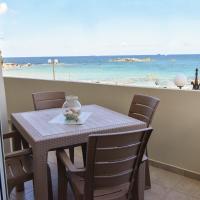 Lily of Crete 1 - Sea & Beach front Apartment, hotel en Kalamaki