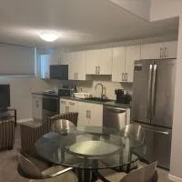 Spacious 2BR Suite - SW Edmonton, hotell i Edmonton