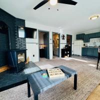 Cozy Mountain View Condo at Powderhorn Mountain, готель біля аеропорту Gogebic-Iron County - IWD, у місті Bessemer