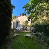 Maison avec petit jardin privatif tout confort, Hotel in Nandy