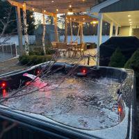 Year-Round Private Jacuzzi - Peaceful Fenced Yard、ハンプトン・ベイズにあるFrancis S. Gabreski - FOKの周辺ホテル