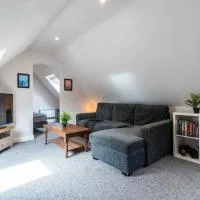 Beautiful new apartment with sheltered parking, hotell i Witney