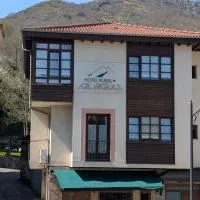 Hotel Rural la Plaza, מלון בCaso