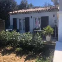 Agréable T2 au calme avec jacuzzi et jardin, hotel em Camps-la-Source