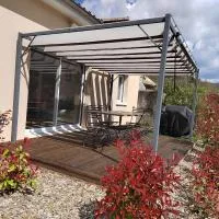 Gîte Le Chaudron 1 à 7pers avec piscine, hotell i Montclar-sur-Gervanne