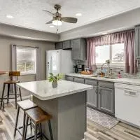 Charming Curtis House: Large Deck w/ Lake View!, hotel v destinaci Curtis