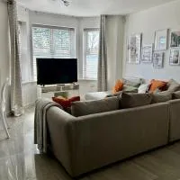 Modern 2 Bed Apartment With Free Parking And Netflix, hotell i Dawley