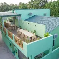 Turtle Maldives - Your Gateway to the Beach & Marine Adventures Await!، فندق في أومادهو