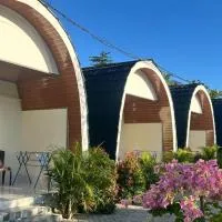 Hotel Villa Beach Transit 2 & Whaleshark Tour โรงแรมในJambu