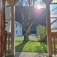 Villa med 9 soverom, מלון בMyklebostad