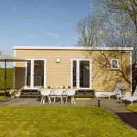 De Frije Fûgel - Een luxe chalet op De Friese Wadden, hotel i Tzummarum