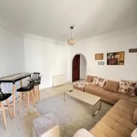 Modern and cozy 1 bedroom apartment, hotel di Al ‘Uwaynah