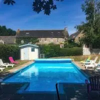 Countryside Retreat in Brittany 2 Bedrooms Sleeps 4 Heated Swimming Pool Free Wifi, отель в городе Plouguenast Langast