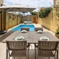 Rustic Farmhouse with Pool, מלון בXewkija