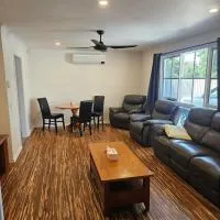 Bright, central and private home in Frankston, hotel u gradu Frankston