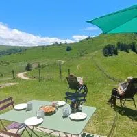 Vue exceptionnelle tout en haut des montagnes, dépaysement total !, hotel en Camurac