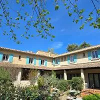 Logis Hôtels Le Saint Marc, hotel u gradu Mollans-sur-Ouvèze
