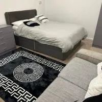 COZY DOUBLE Bedroom STUDIO With WIFI & PARKING Waltham Cross, hotel i Cheshunt