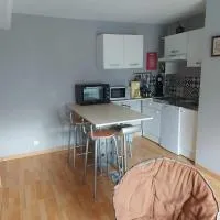 appartement a l'étage d'une maison avec entrée commune par ma maison comprenant une chambre avec un grand lit , une d'enfant et un clic-clac dans la piece de vie, hotel v mestu Bazouges-sur-le-Loir