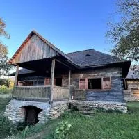 Casa Maramureșeană - Refugiu Tradițional Maramureșean Cazare de Poveste în Natură lângă pârâu Loc de joaca pentru Copii Parcare Foișor, hotell i Marga