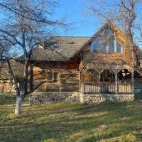 Casa Bunica - Vila Rustică cu Prispă Experiență Românească Autentică lângă Pârâu în Natura Loc Joaca Copii Oaza de Liniște, hotell i Vama Măgura